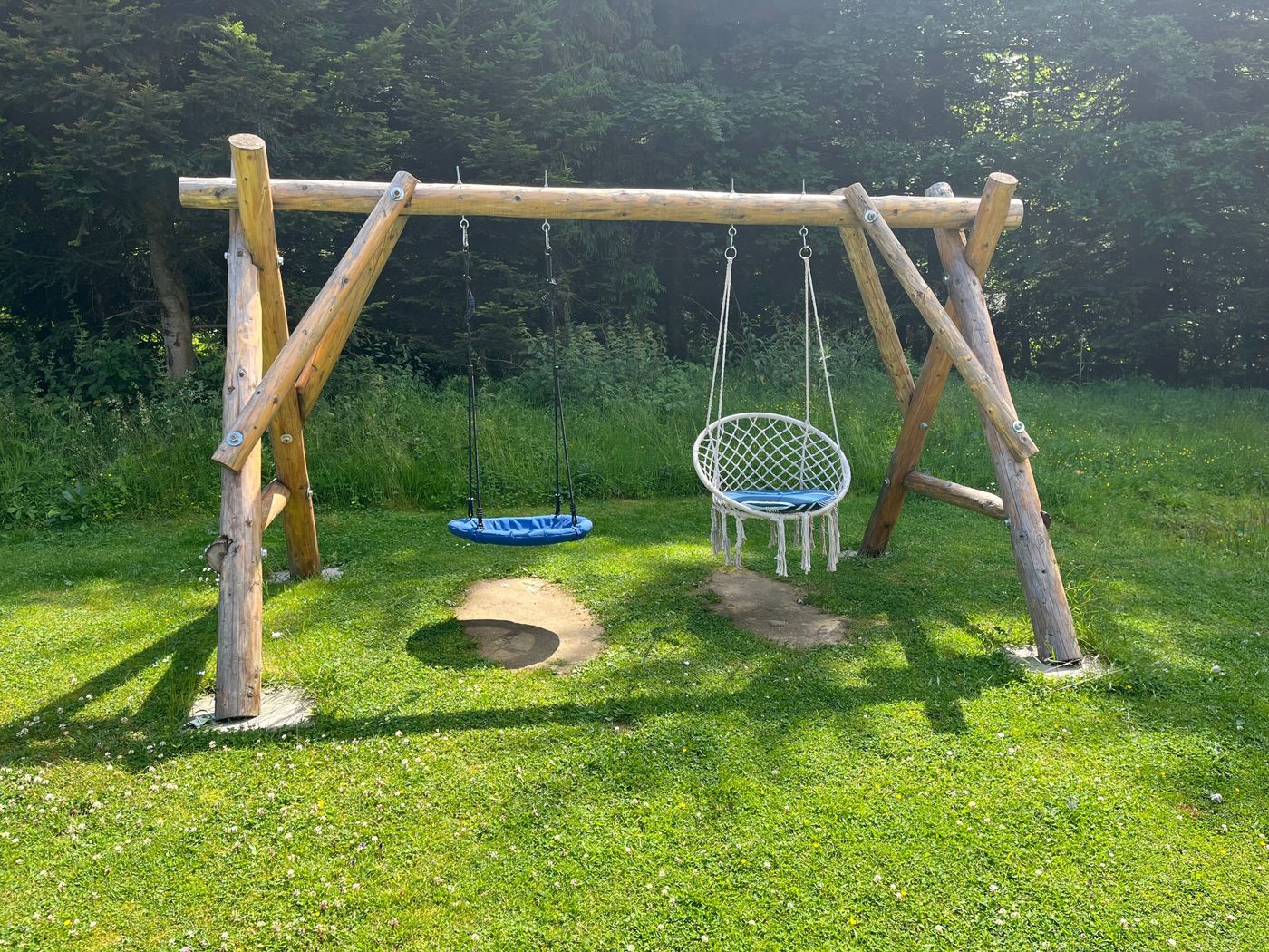 Holzschaukel mit Nestsitz und Hängesessel