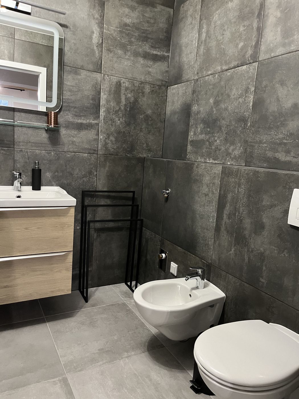 Badezimmer mit Waschtisch, Bidet und WC