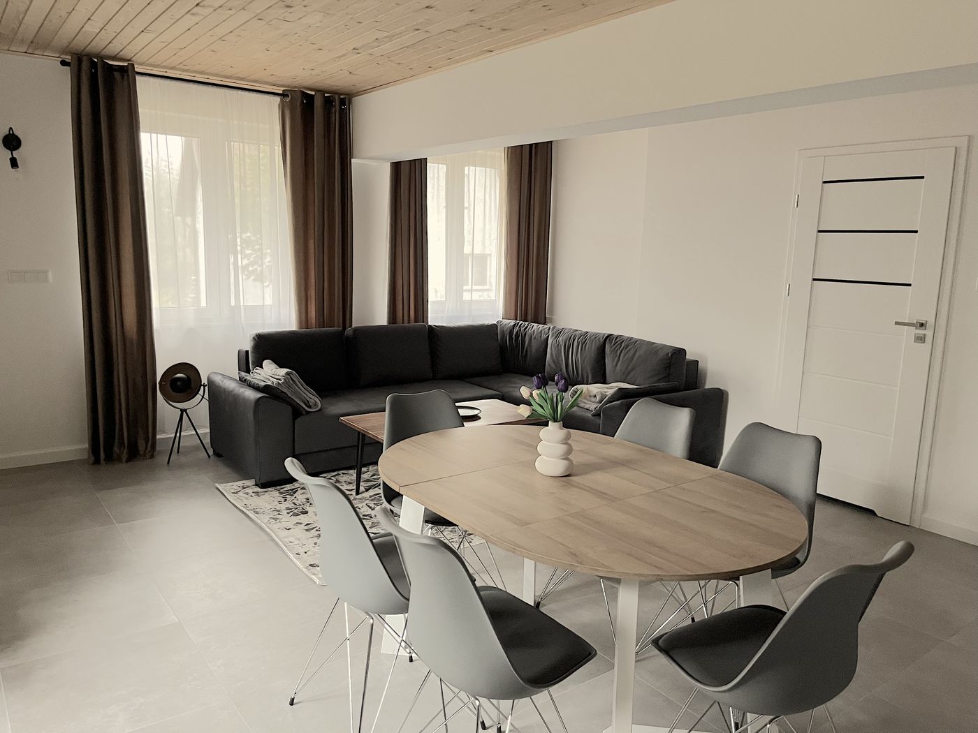 Wohnzimmer mit Ecksofa und ovalem Esstisch
